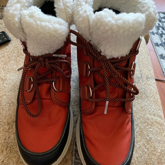 Sorel woman’s red and black winter waterproof boots size 10 - Picture 3 of 15